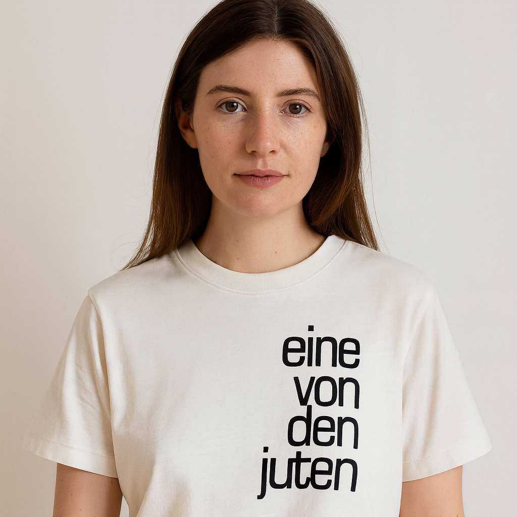 Damen T-Shirt „eine von den juten“ – Bio-Baumwolle, handbedruckt, fair & nachhaltig | Off White